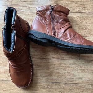 Miz Mooz Soft Leather “Pleasant” Ankle Boot 39 8.5